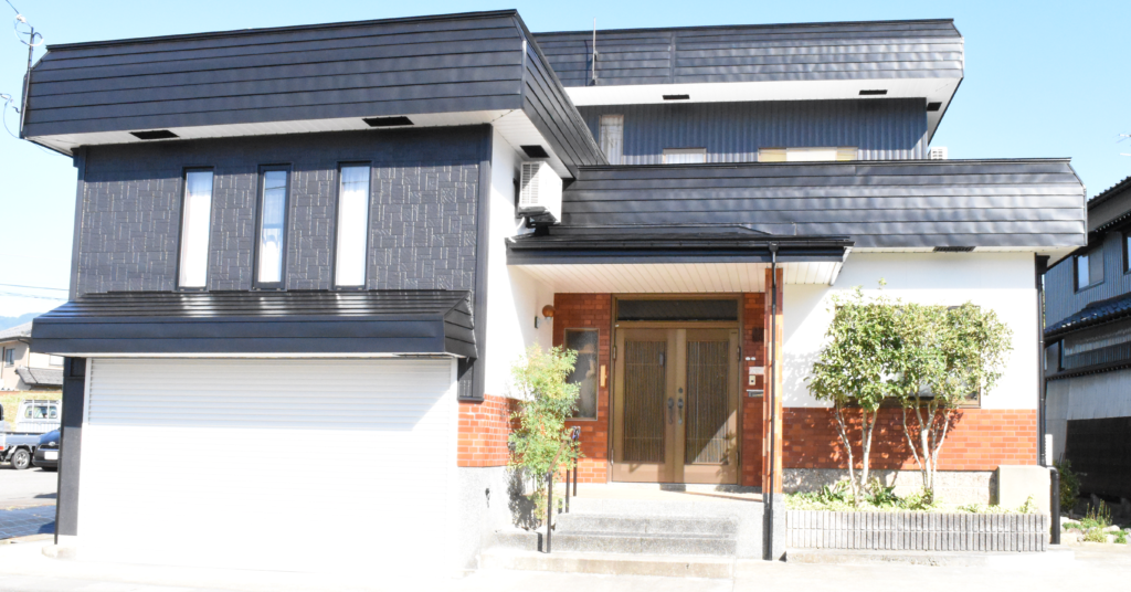 勝山市　外壁　サイディング工事　～外観を一新！黒サイディングでモダンな住まいへ変身～